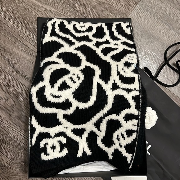 Chanel Beanie and scarf - Picture 6 of 9